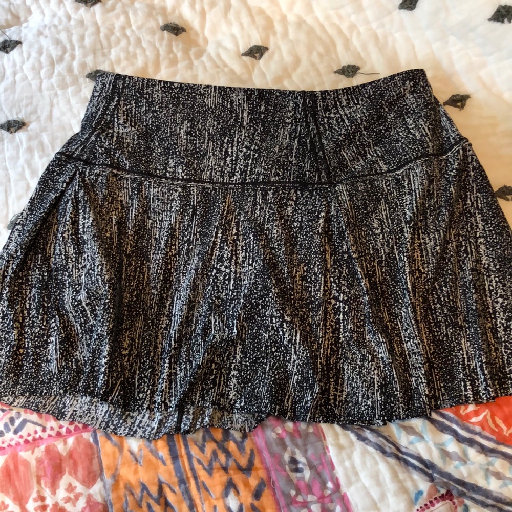 Size 10T Black & White Lululemon Skirt!